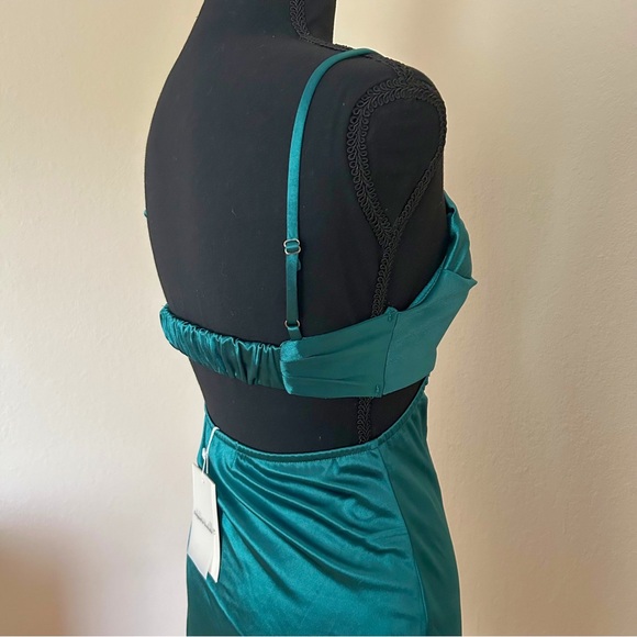 NWT Backless Cutout Dress in Green - Picture 3 of 4